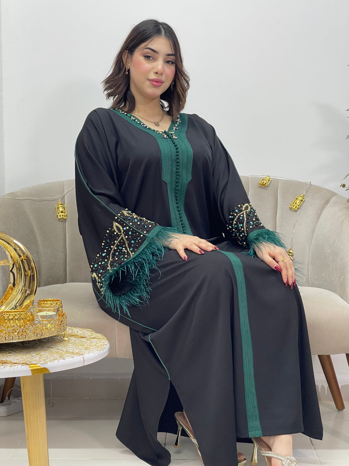 Abaya élégante à plumes